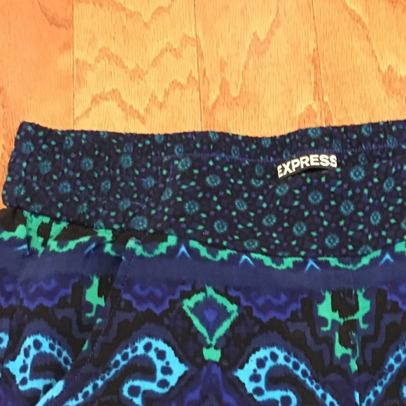 Express Patterned Shorts - Picture 3 of 4
